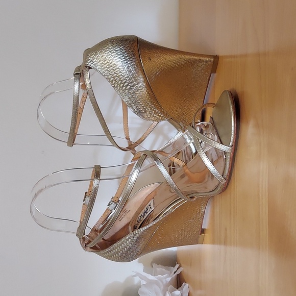 Badgley Mischka Soft Gold Embossed Pattern Leather Wedges Size 8 - Picture 3 of 16
